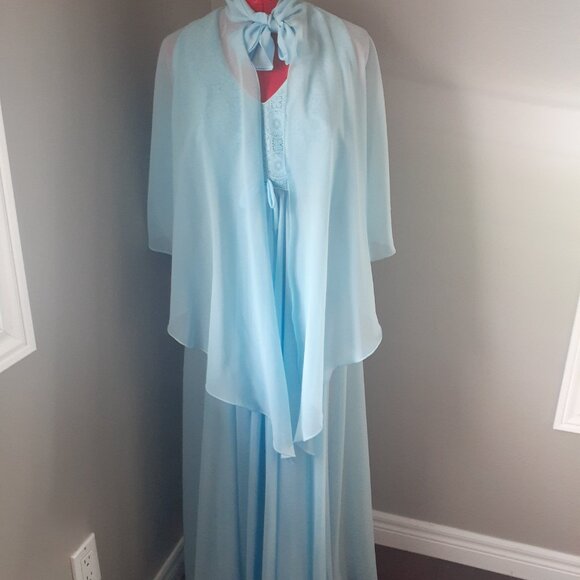 TWO 1970's Jac-An Maxi dresses with detachable capes - Picture 3 of 16